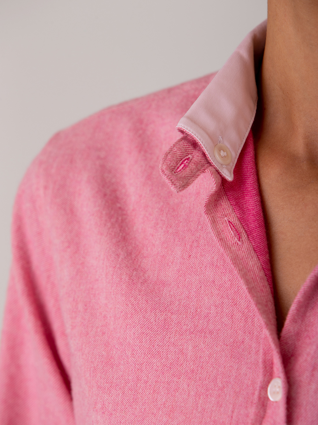 Detailansicht von Flanellbluse mit Stehkragen aus Baumwolle von AGLINI