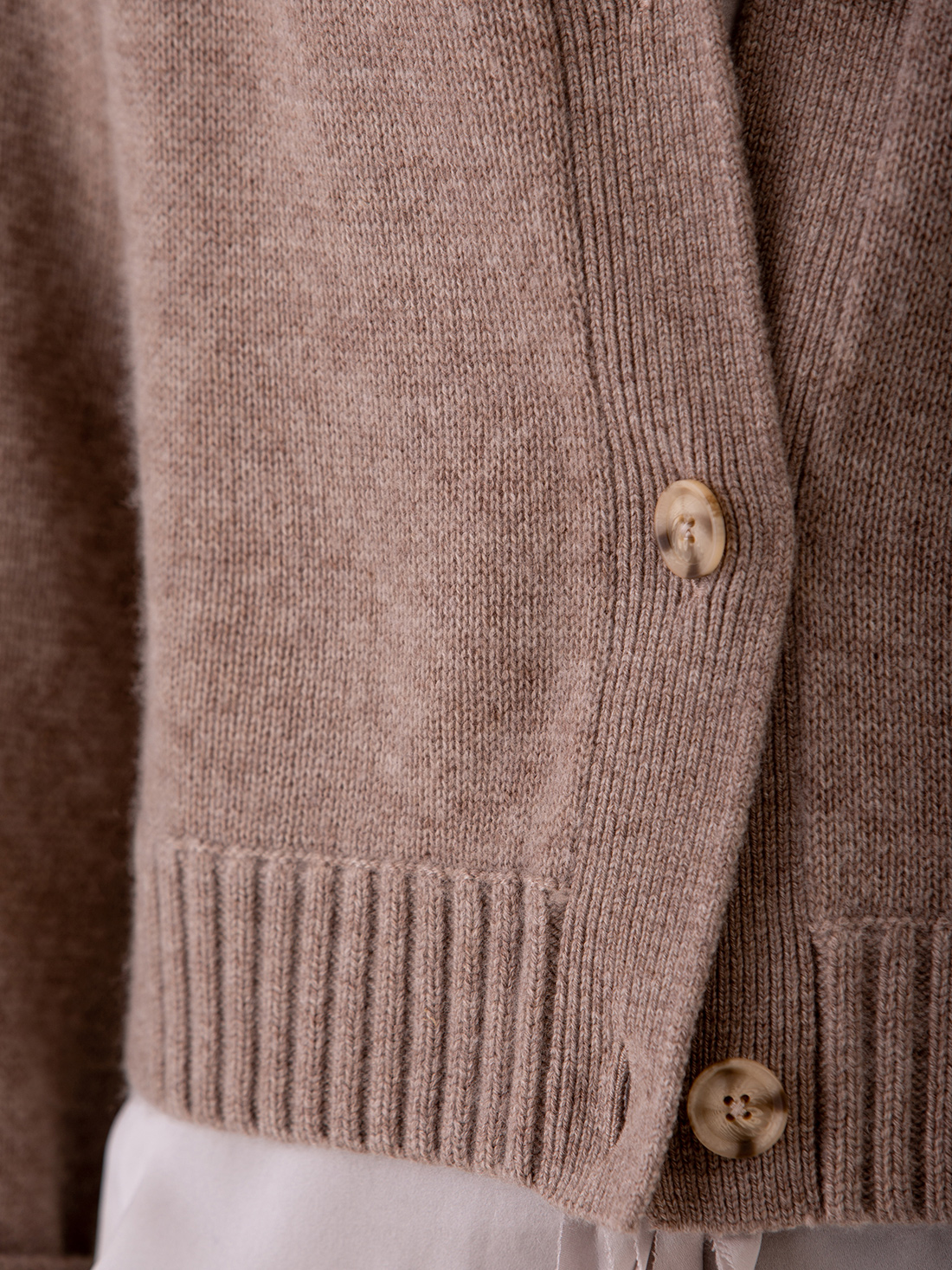 Detailansicht von Strickjacke aus Wolle von DANIELS