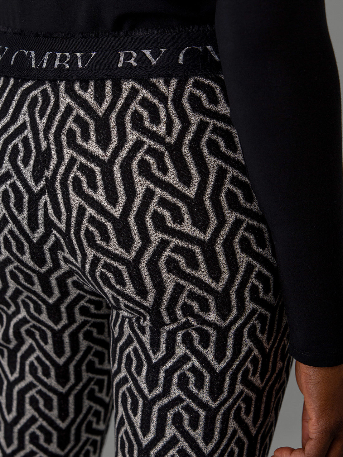 Detailansicht von Gemusterte Flared Hose von CAMBIO