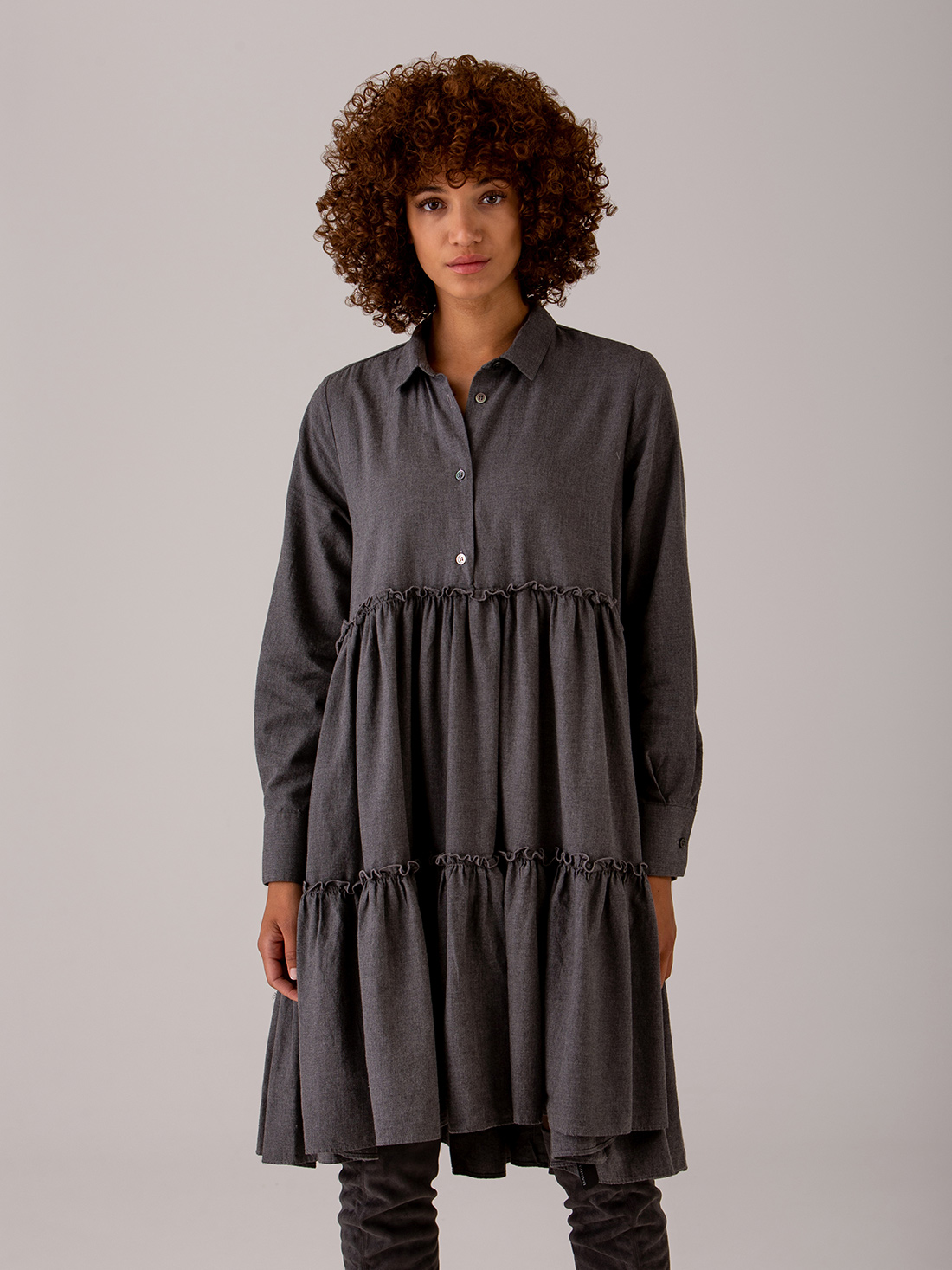 Detailansicht von Midi-Hemdblusenkleid aus Baumwolle von AGLINI