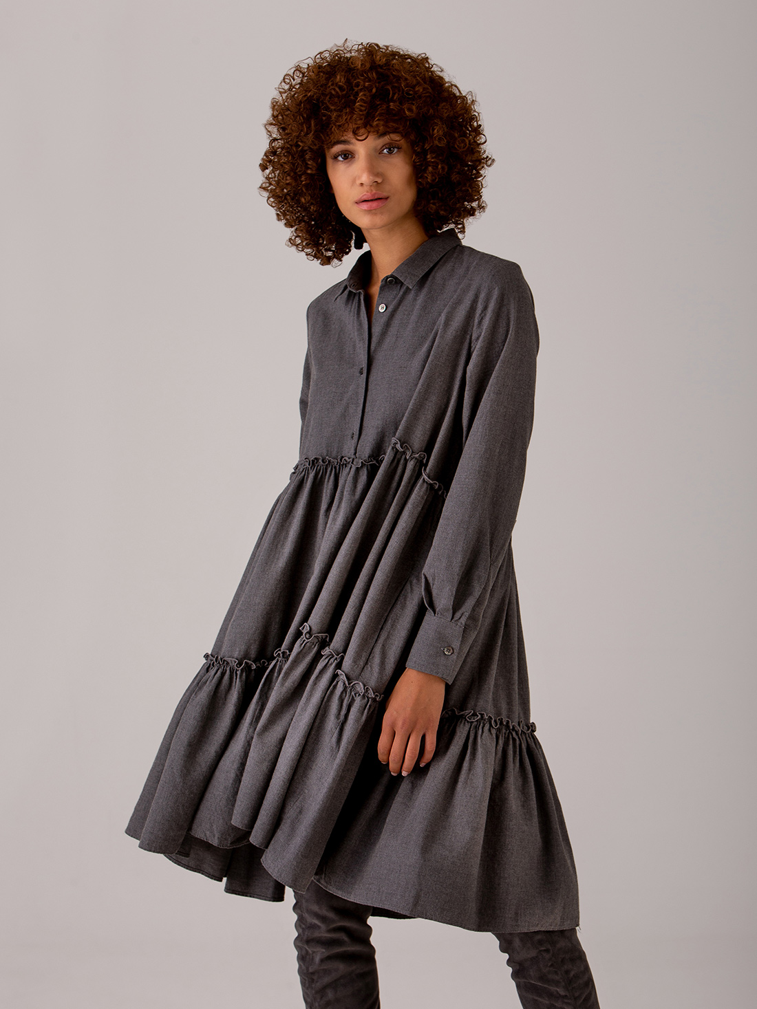 Detailansicht von Midi-Hemdblusenkleid aus Baumwolle von AGLINI