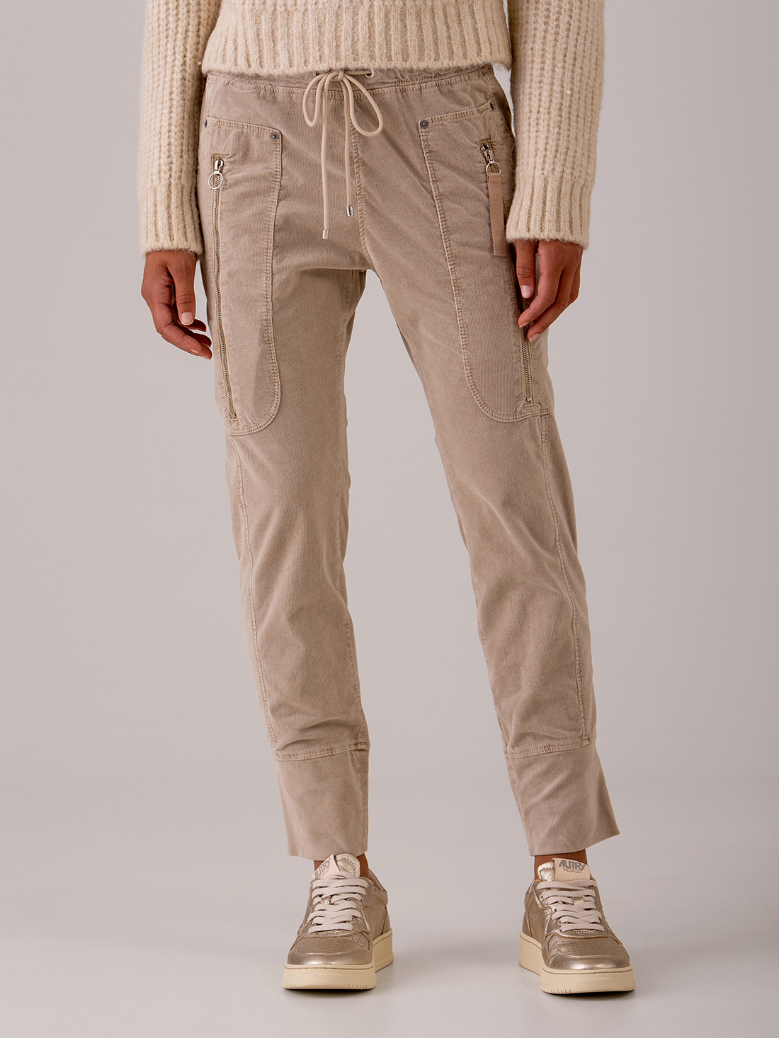 Detailansicht von Hose aus Cord im Jogging-Stil von MAC