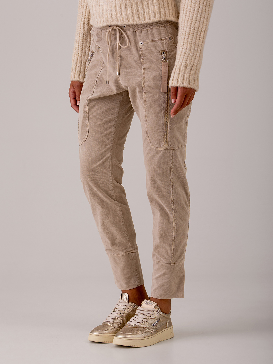 Detailansicht von Hose aus Cord im Jogging-Stil von MAC