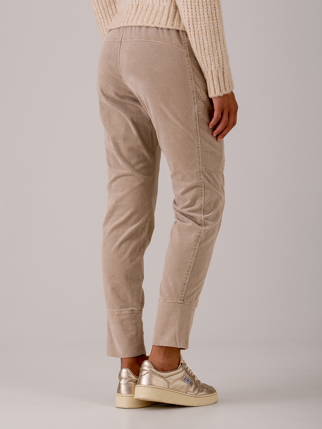 Detailansicht von Hose aus Cord im Jogging-Stil von MAC