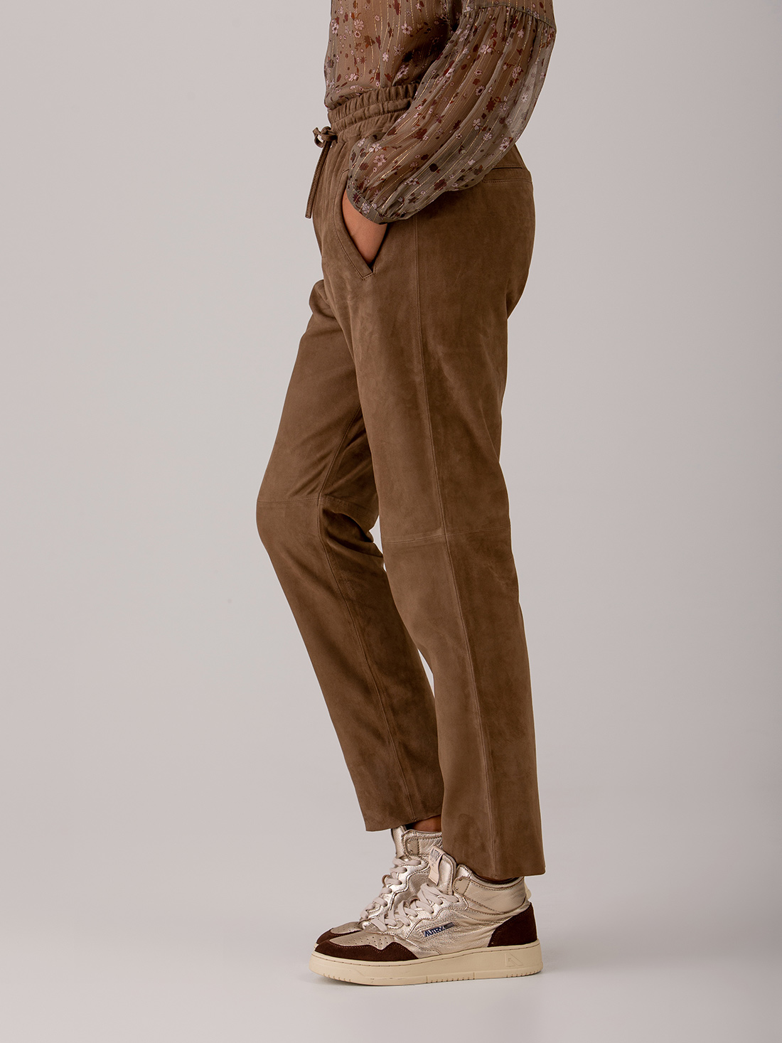 Detailansicht von Velourlederhose von OAKWOOD