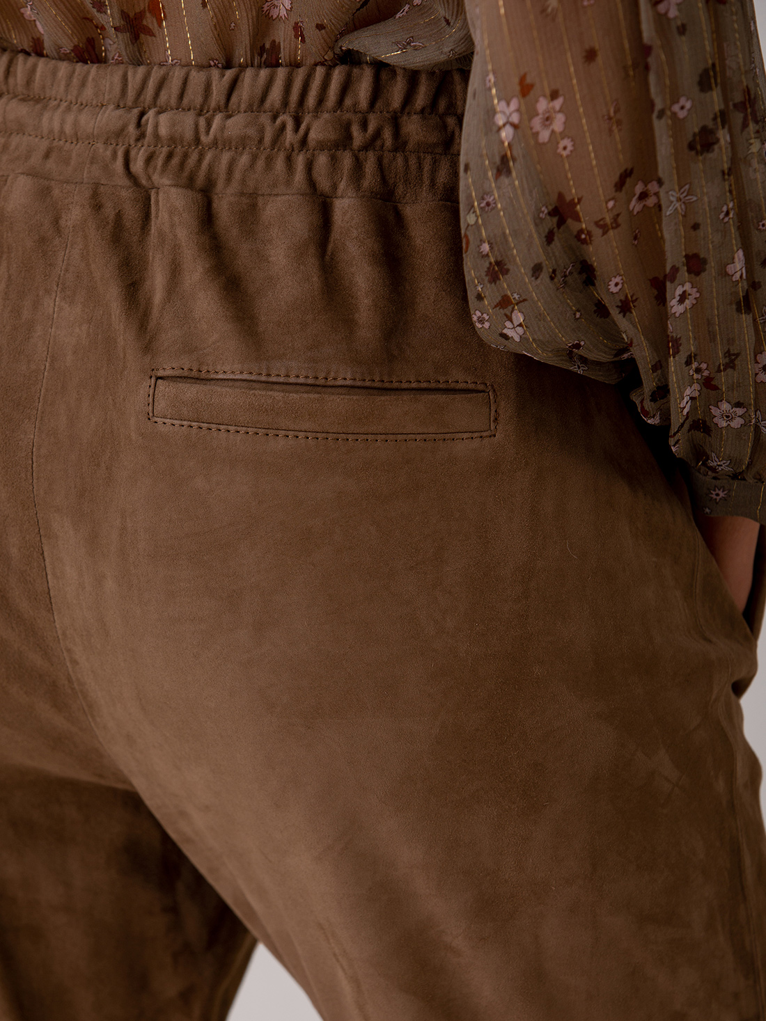 Detailansicht von Velourlederhose von OAKWOOD