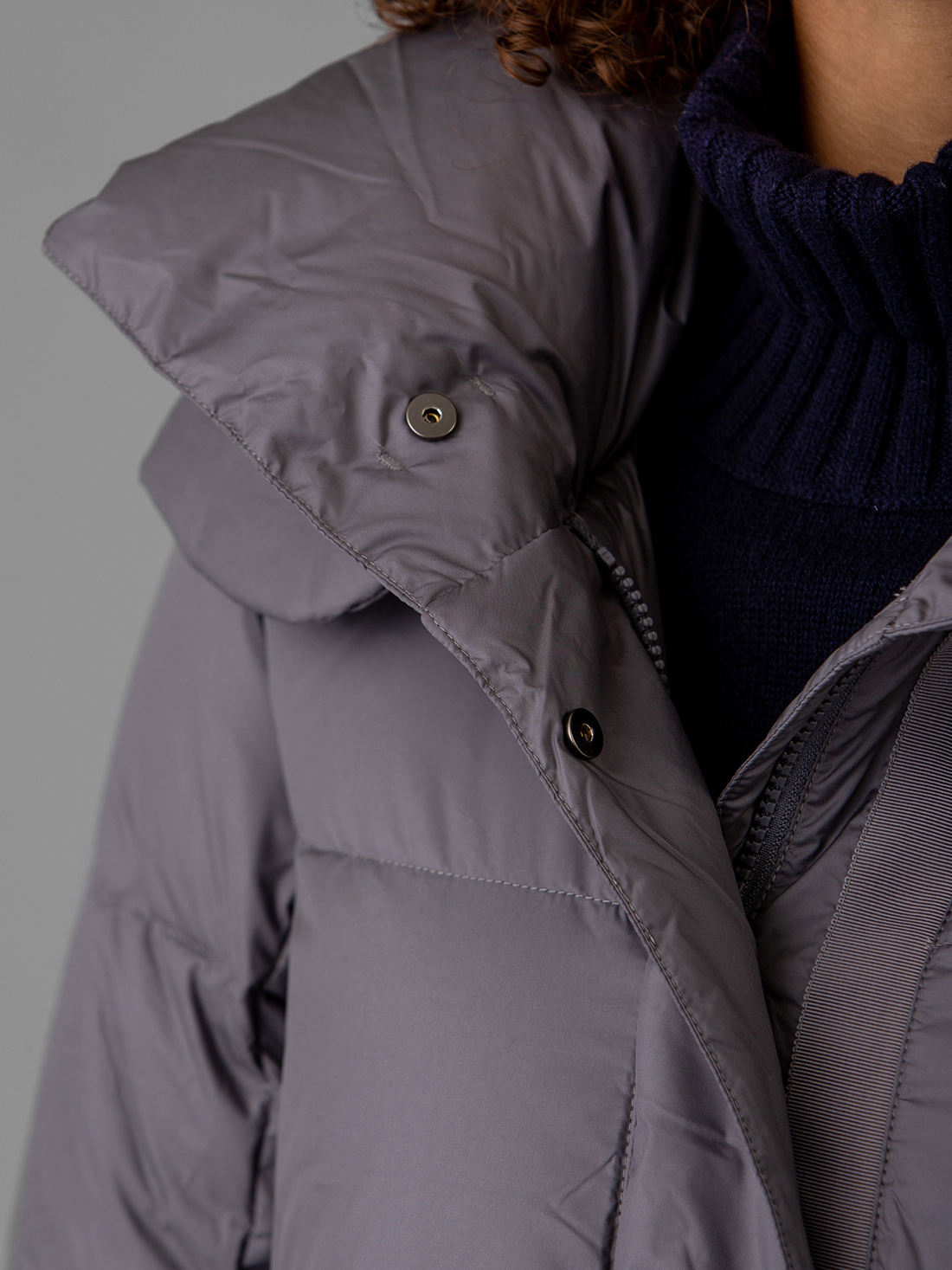 Detailansicht von Daunenmantel von LIS LAREIDA