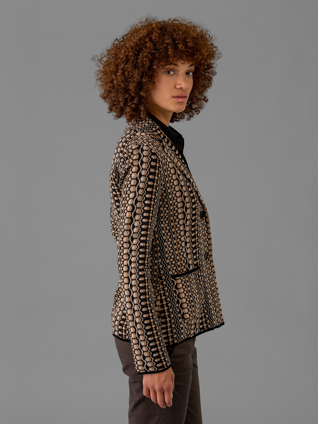 Detailansicht von Strickblazer aus Merinowolle von SIYU