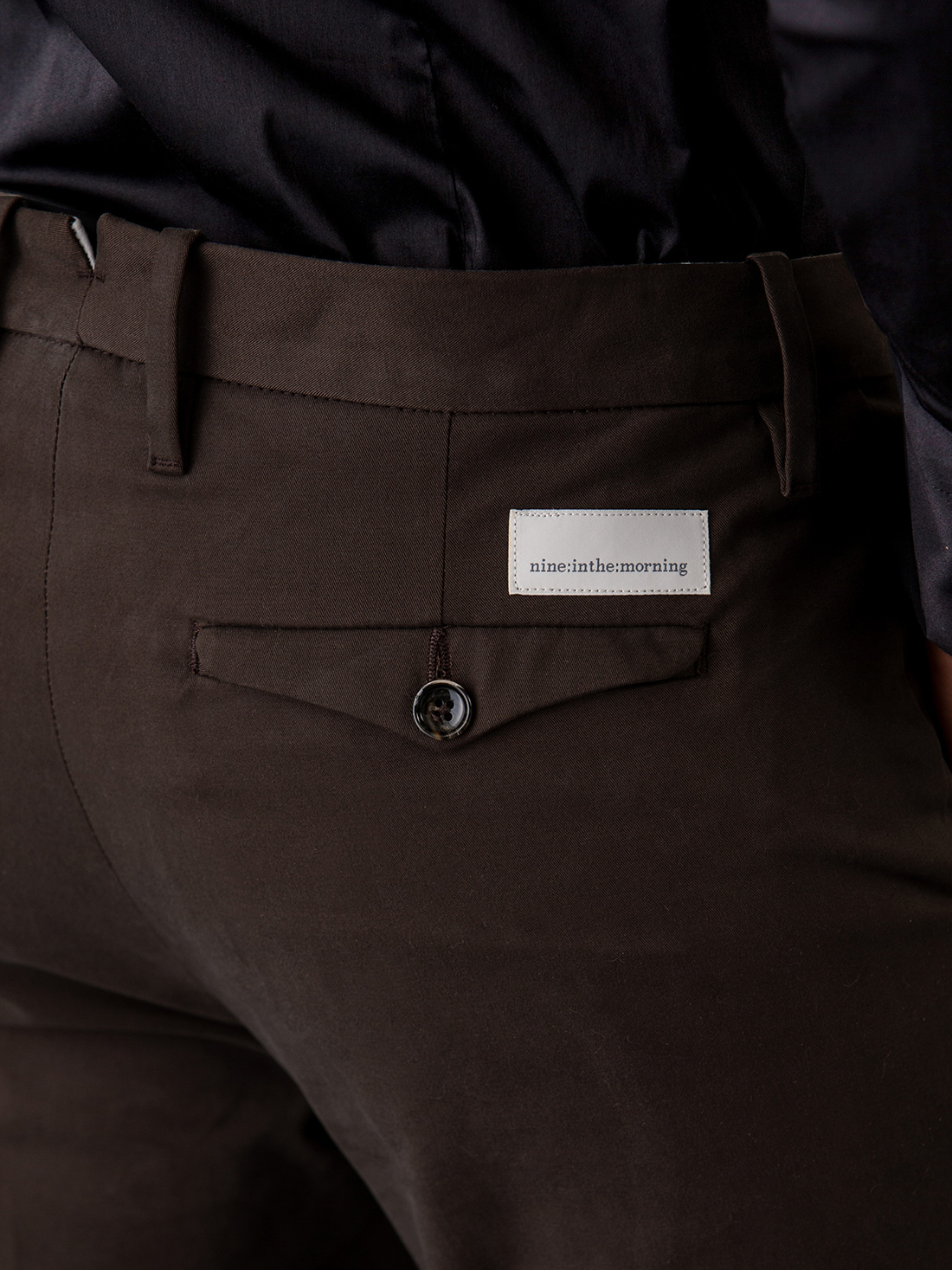 Detailansicht von Chinohose aus Baumwolle von NINE IN THE MORNING