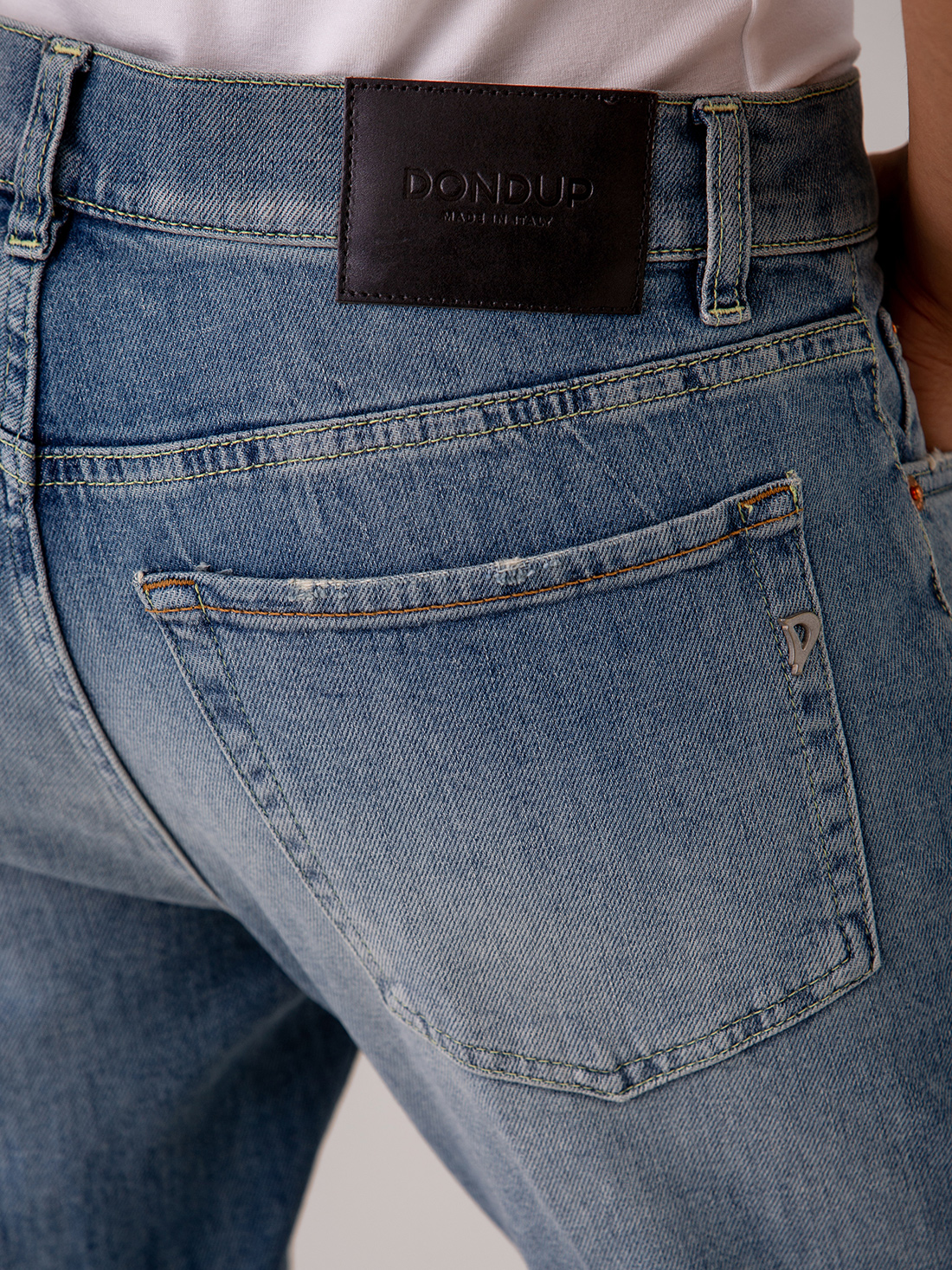 Detailansicht von Carrot Fit Jeans von DONDUP