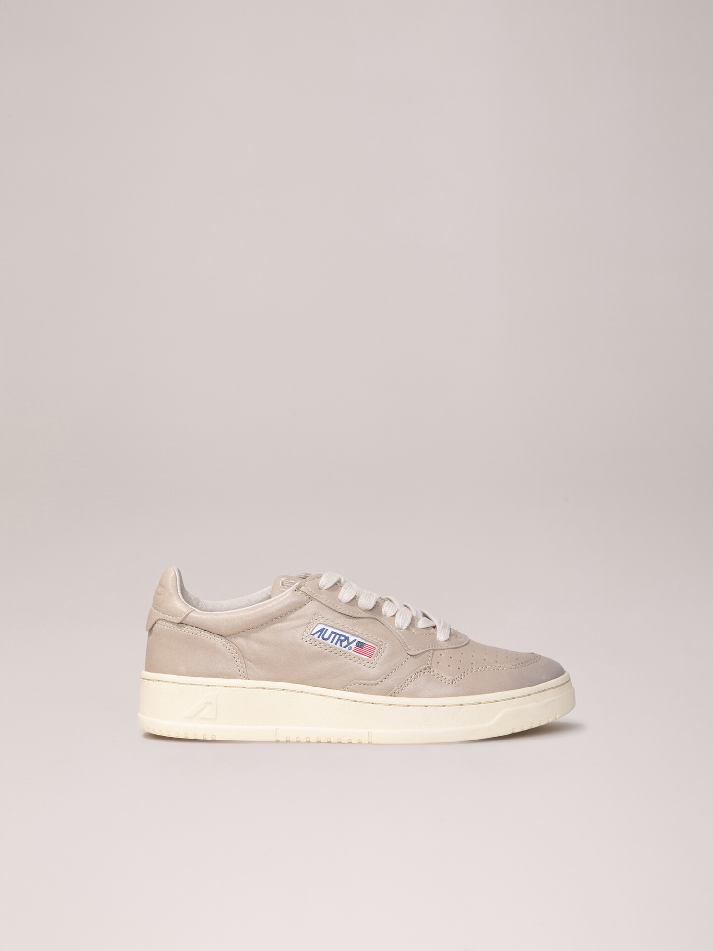 Detailansicht von Sneaker aus Leder von AUTRY