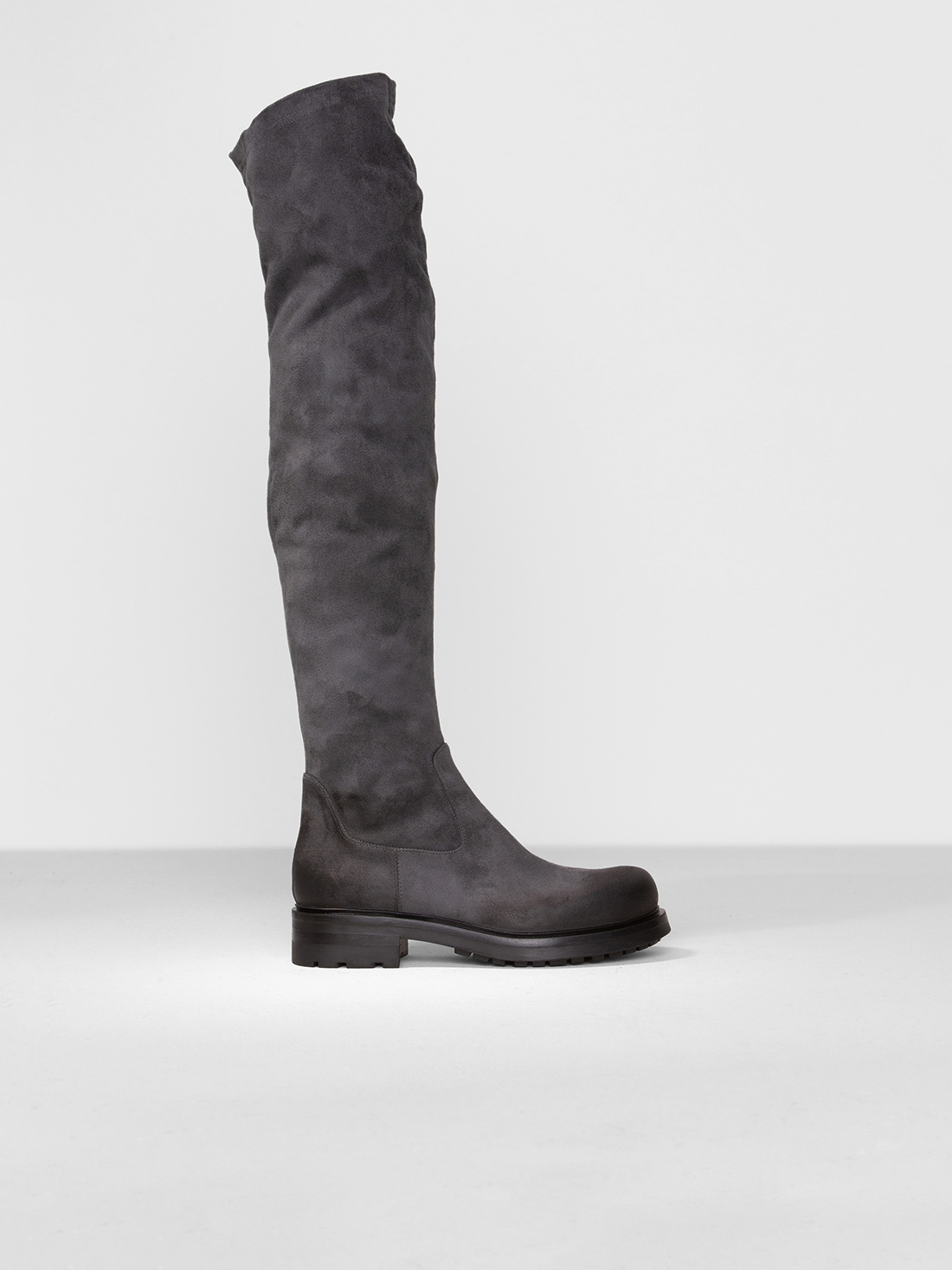 Detailansicht von Overknees aus Veloursleder von ELENA IACHI