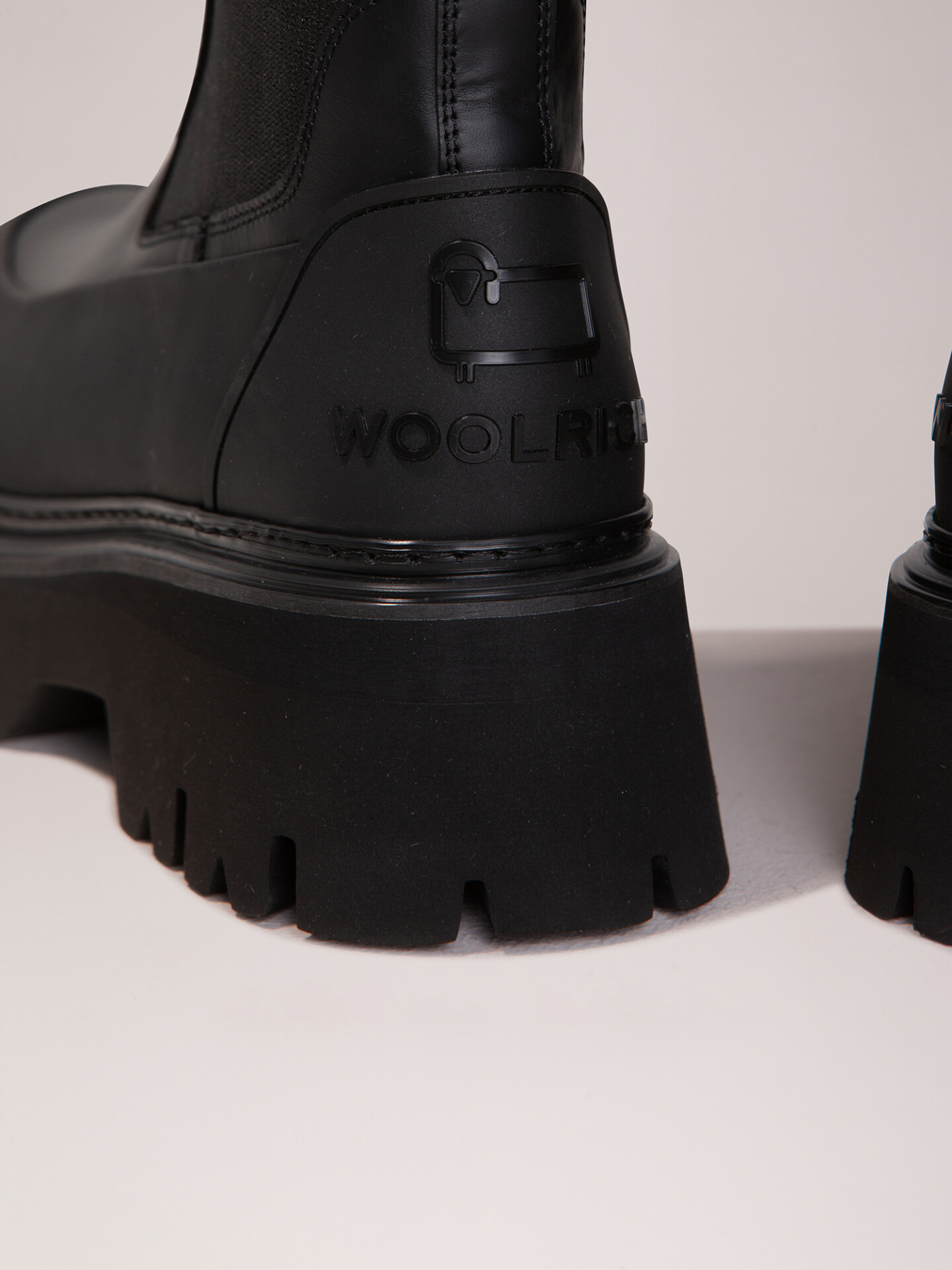 Detailansicht von Chelsea-Boots aus Leder von WOOLRICH