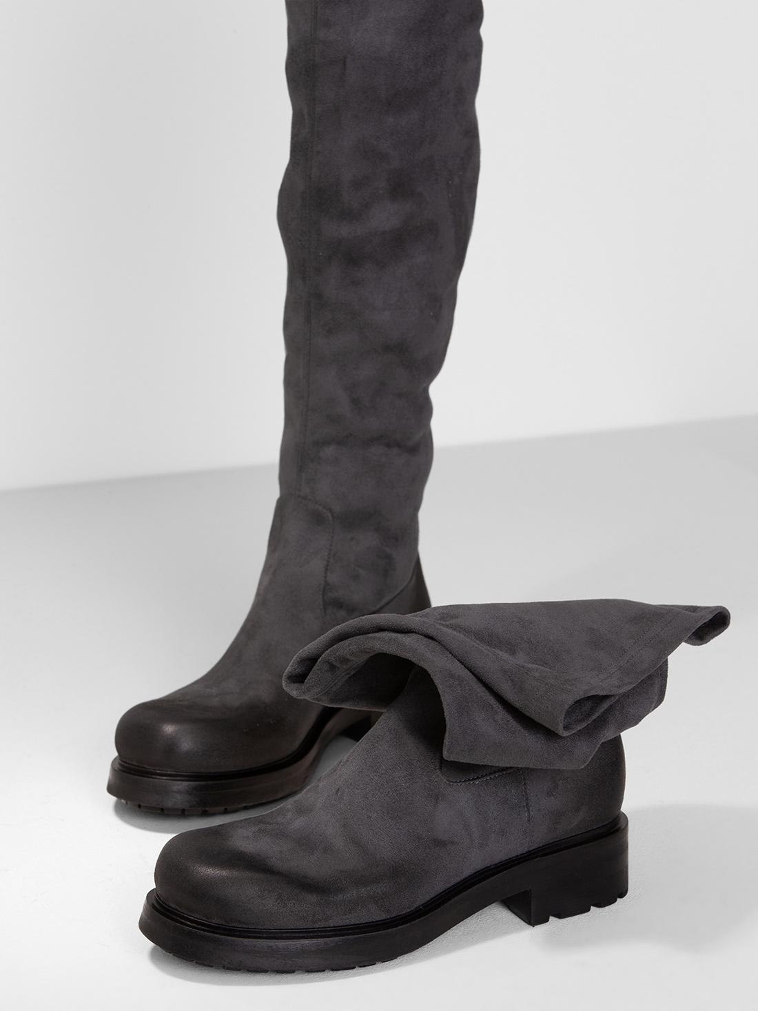 Detailansicht von Overknees aus Veloursleder von ELENA IACHI