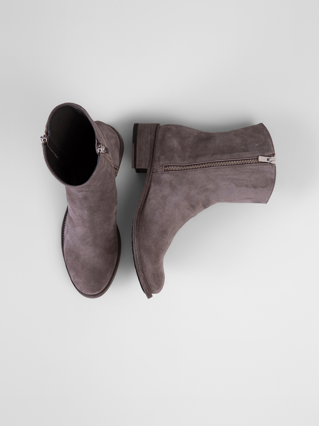 Detailansicht von Lederstiefelette aus Veloursleder von OFFICINE CREATIVE