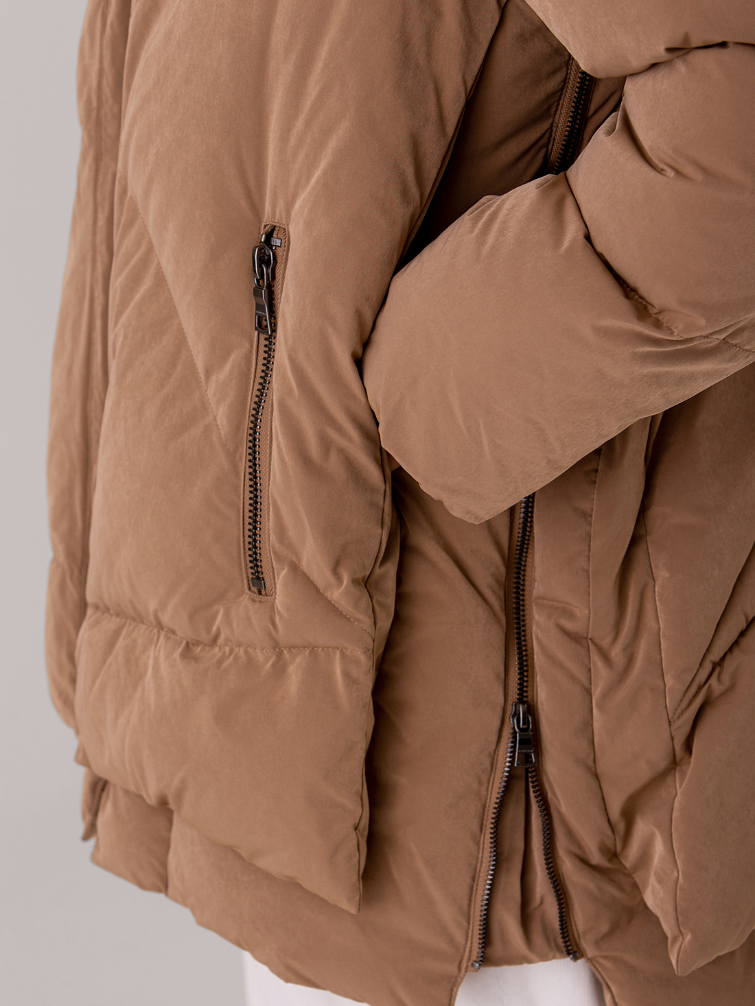 Detailansicht von Steppmantel von BLONDE NO. 8