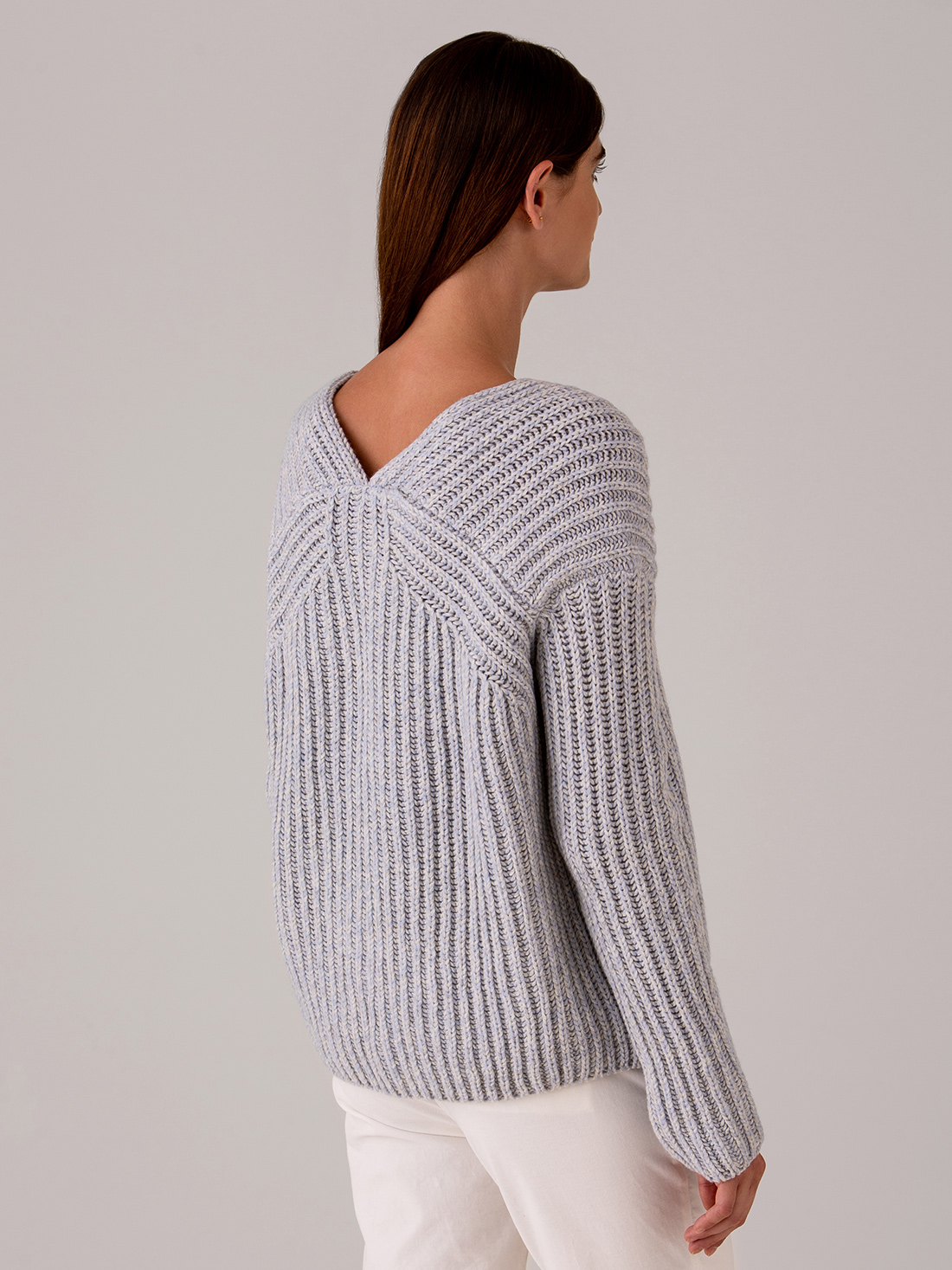 Detailansicht von Grobstrickpullover aus Wolle von ARMEDANGELS