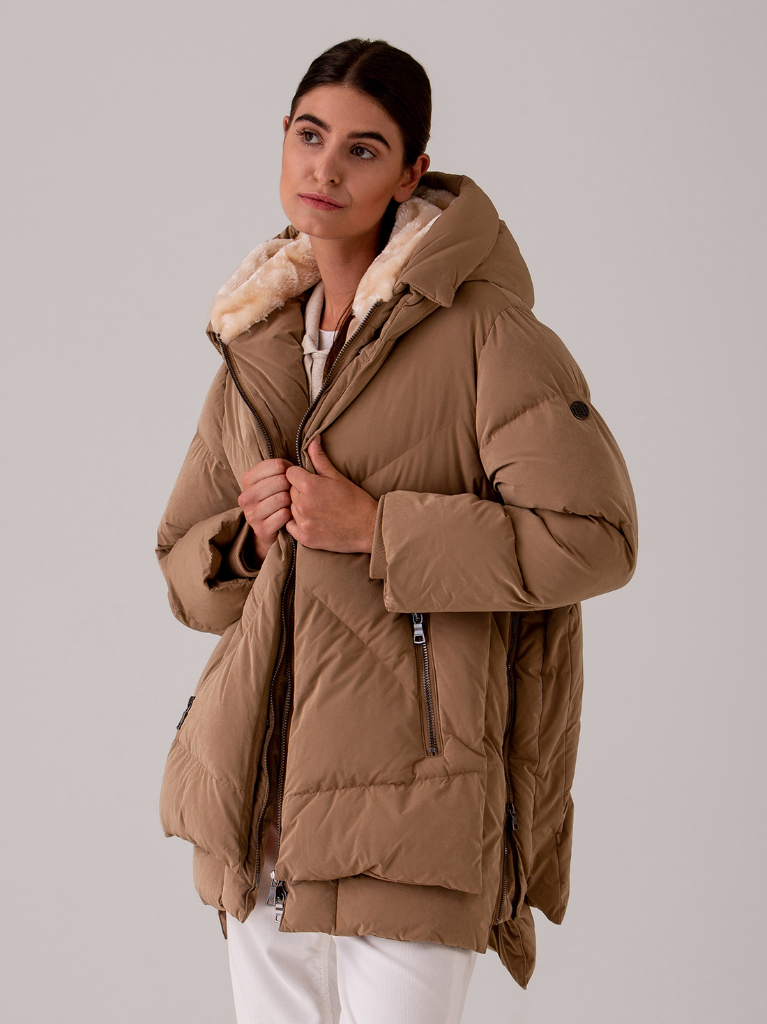 Detailansicht von Steppmantel von BLONDE NO. 8