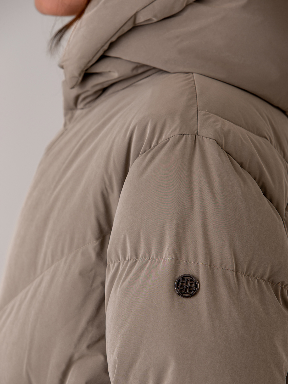 Detailansicht von Steppmantel von BLONDE NO. 8