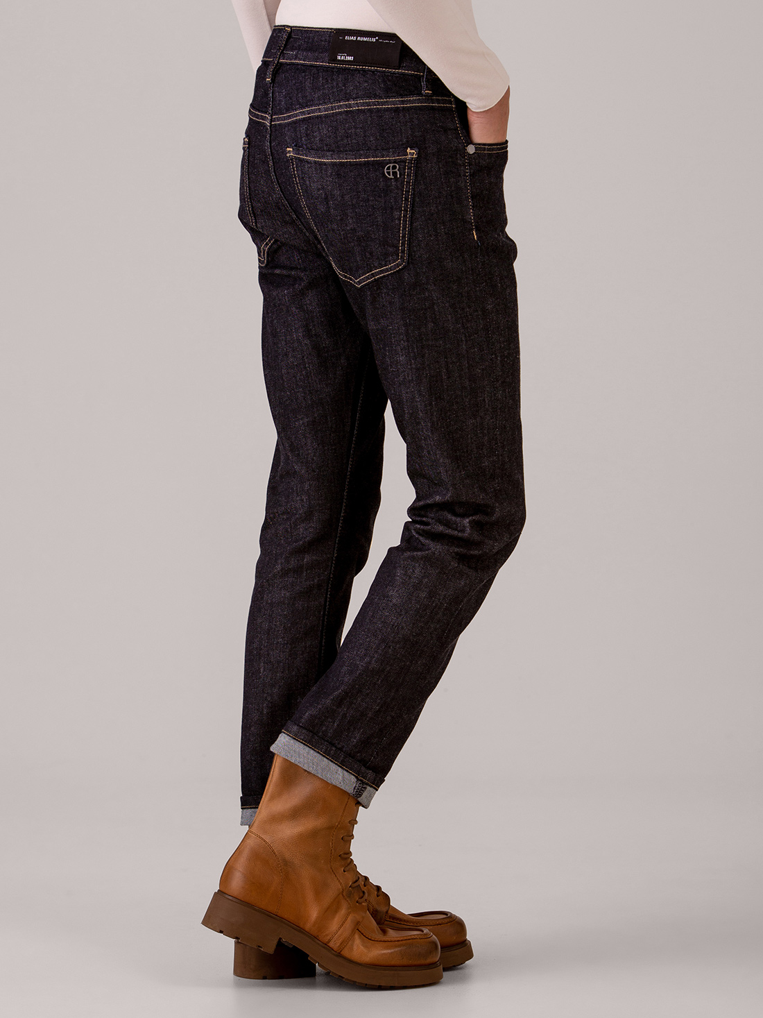 Detailansicht von O-Shape Jeans von ELIAS RUMELIS