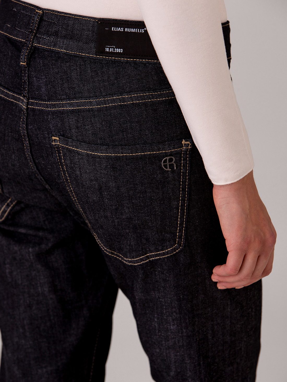 Detailansicht von O-Shape Jeans von ELIAS RUMELIS