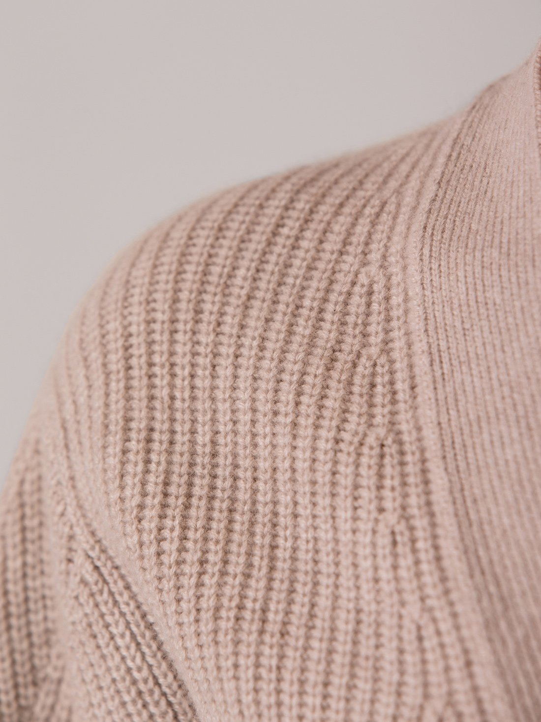 Detailansicht von Strickjacke aus Cashmere von LISA YANG