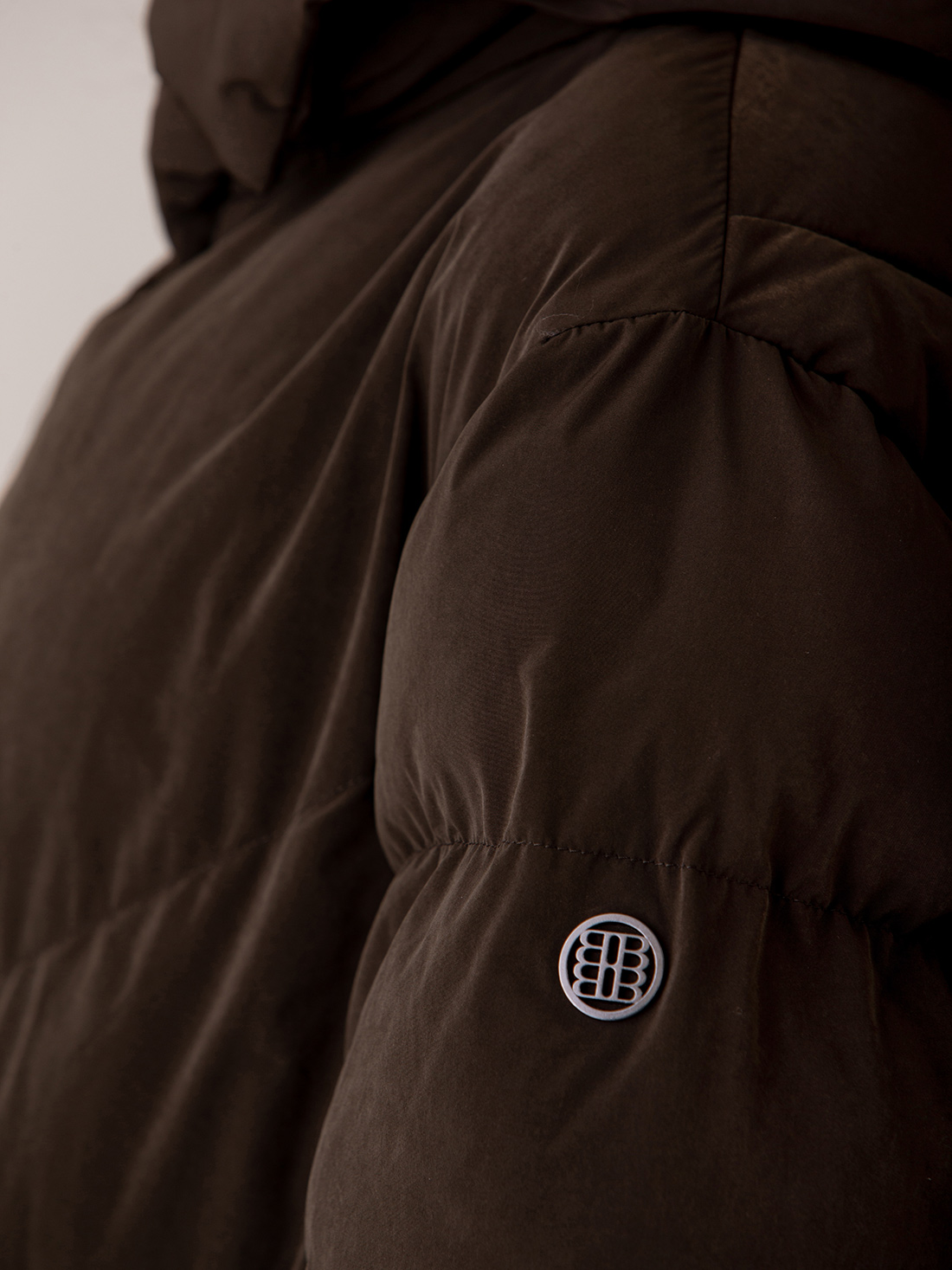 Detailansicht von Steppmantel von BLONDE NO. 8