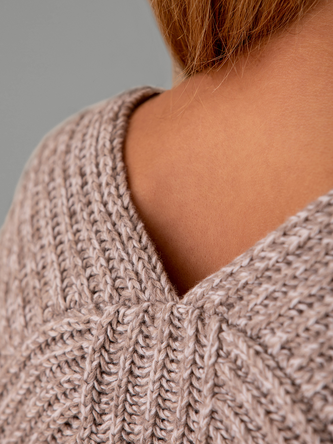 Detailansicht von Grobstrickpullover aus Wolle von ARMEDANGELS