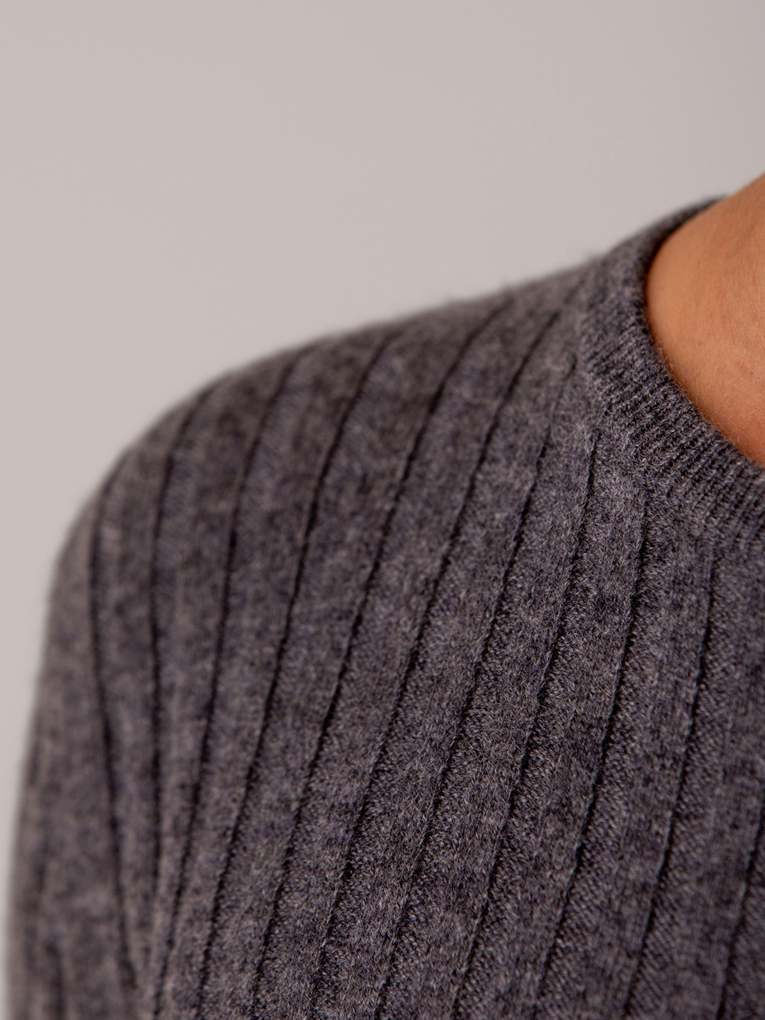 Detailansicht von Maxi-Strickkleid aus Cashmere von LISA YANG