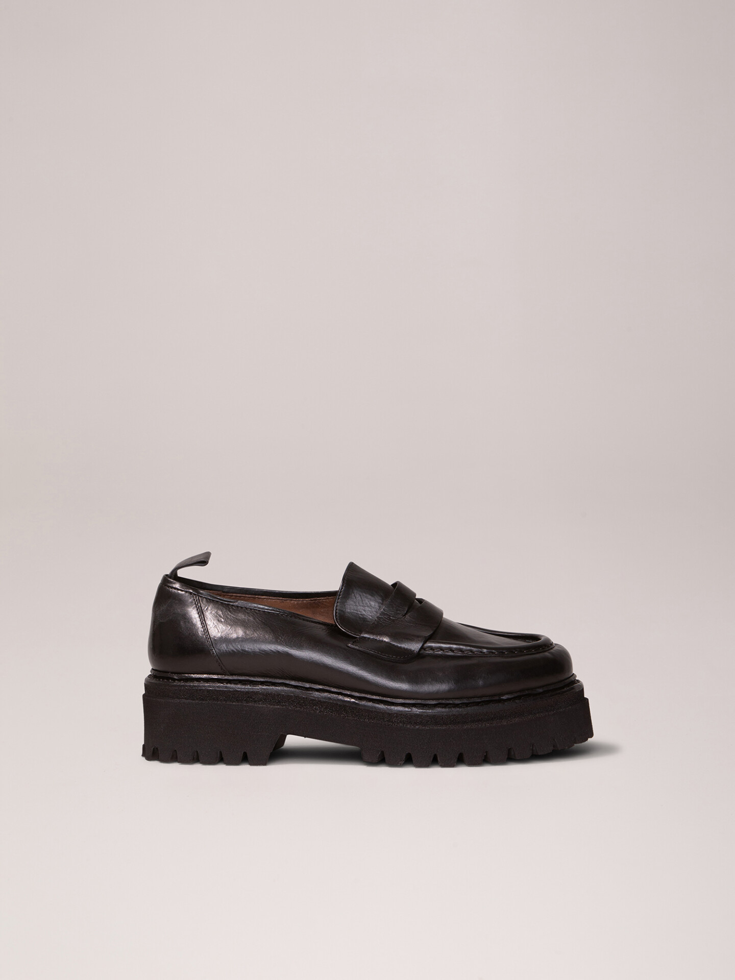 Detailansicht von Loafers aus Leder von CORDWAINER