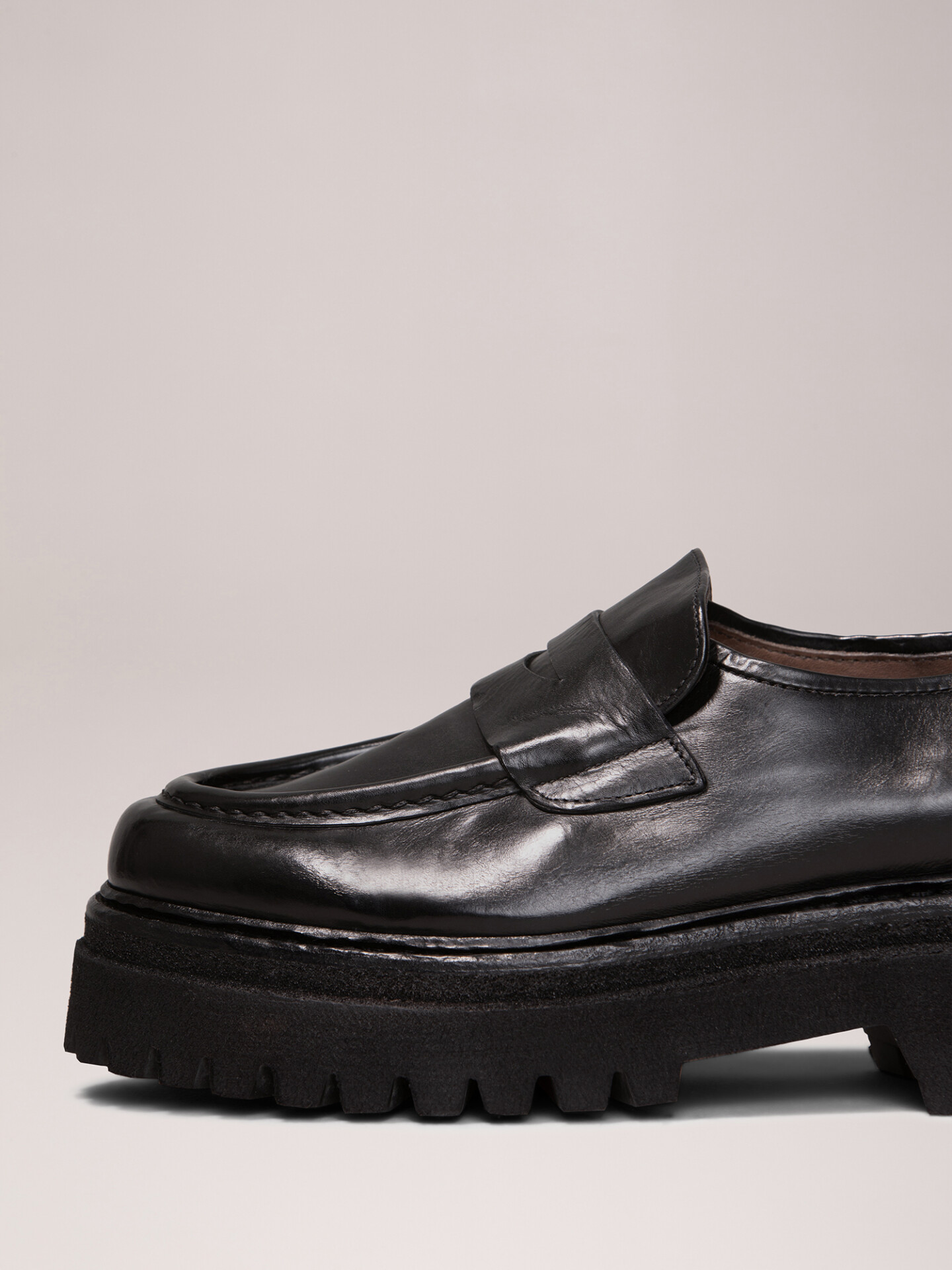 Detailansicht von Loafers aus Leder von CORDWAINER