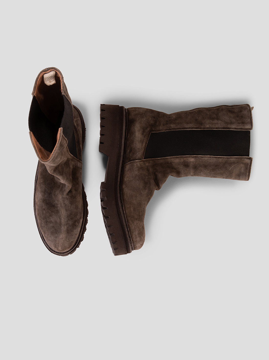 Detailansicht von Chelsea-Boots aus Veloursleder von CORDWAINER