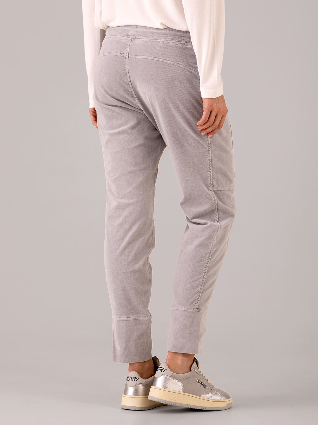 Detailansicht von Hose aus Cord im Jogging-Stil von MAC