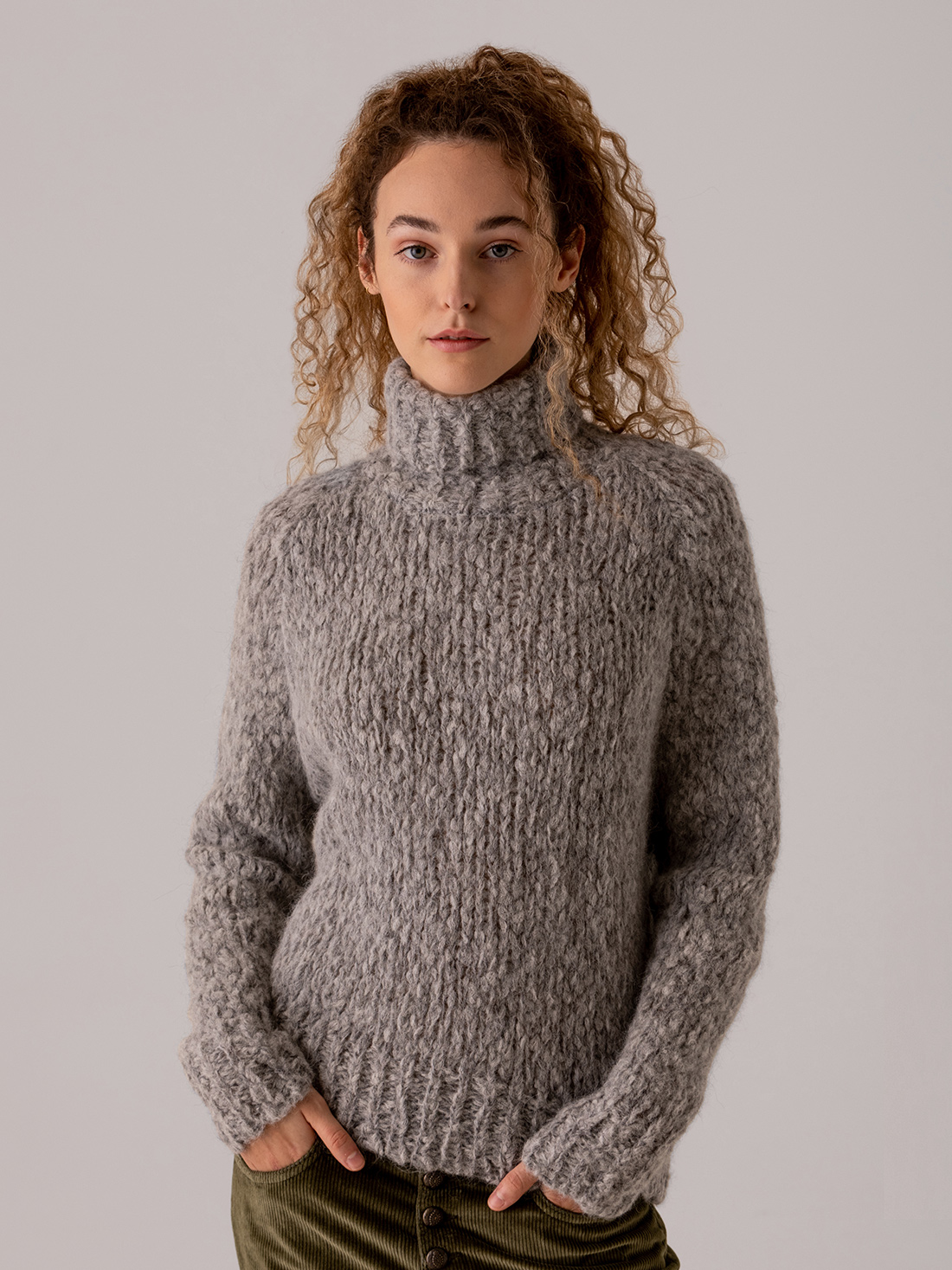 Detailansicht von Rollkragenpullover aus Alpakawolle von SIBIN LINNEBJERG