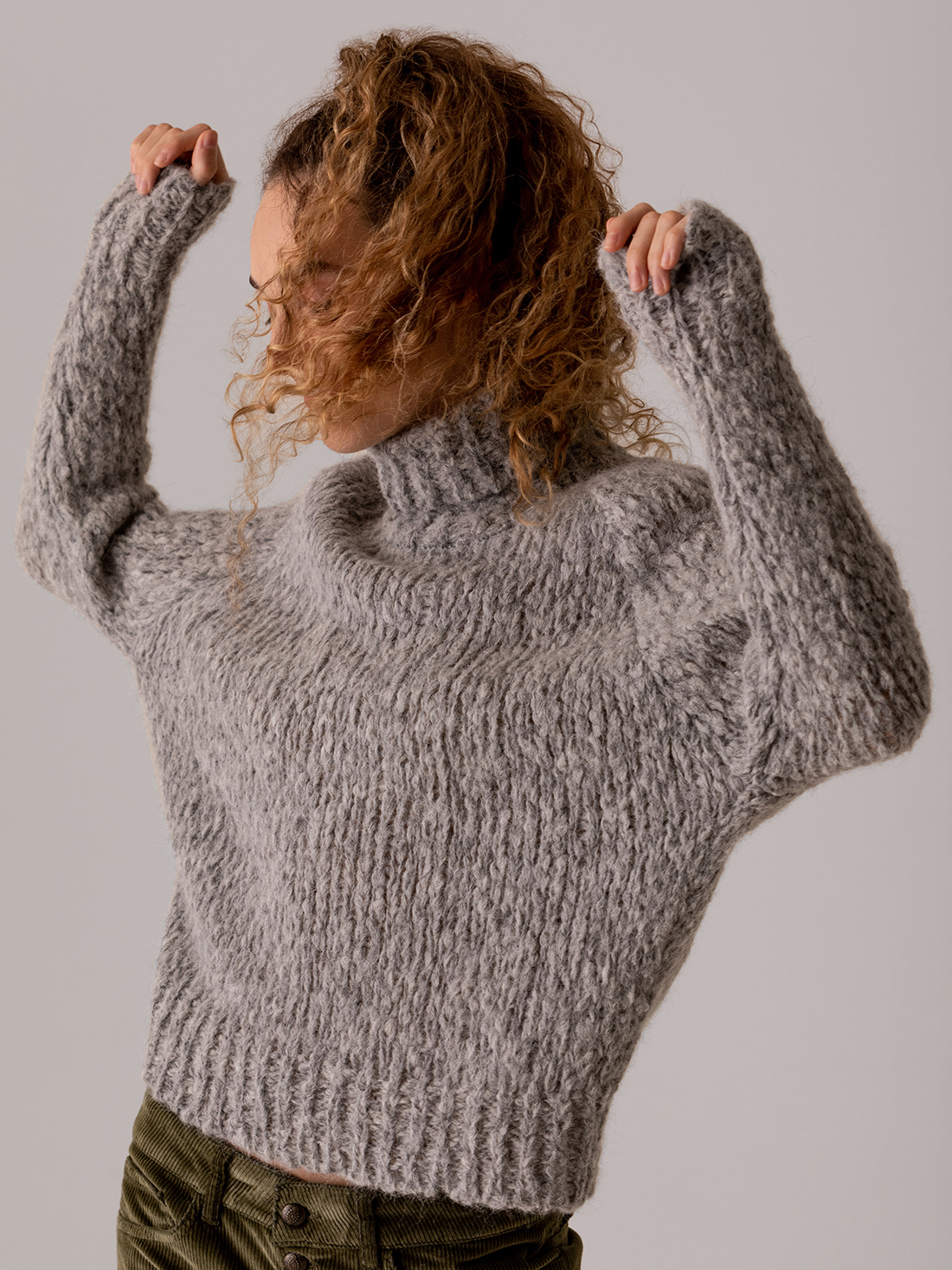 Detailansicht von Rollkragenpullover aus Alpakawolle von SIBIN LINNEBJERG