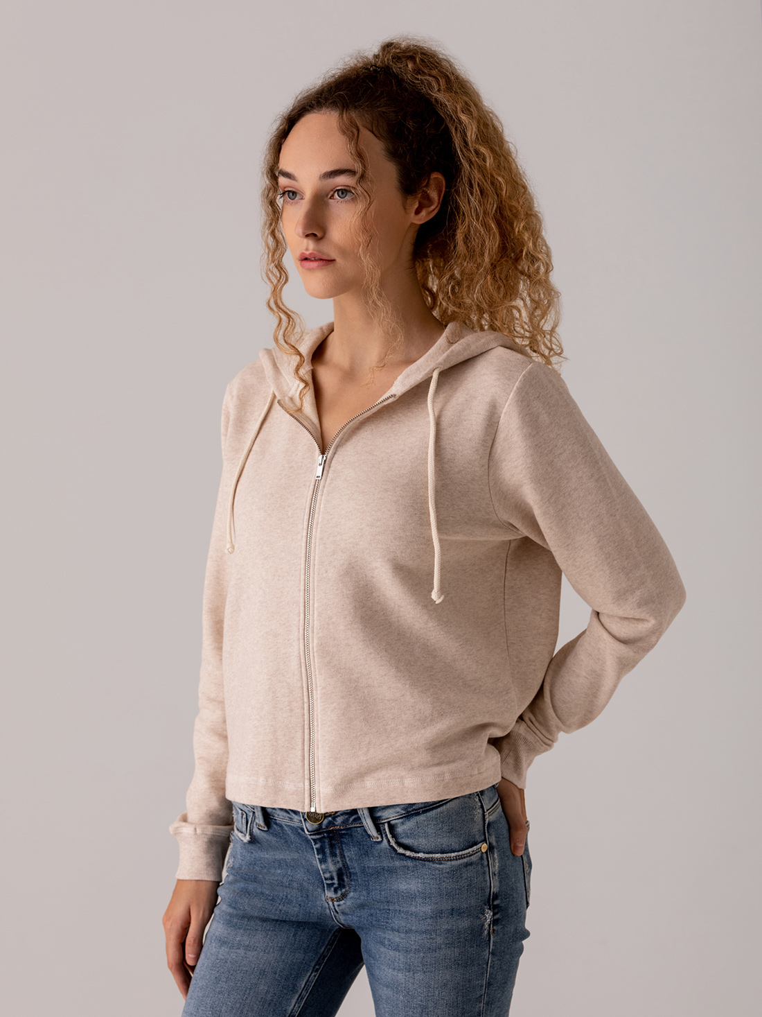 Detailansicht von Kapuzen-Sweatjacke aus Baumwolle von ARMEDANGELS