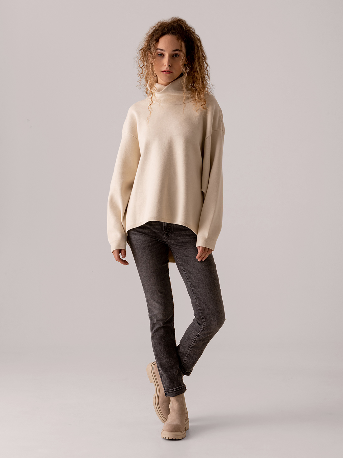 Detailansicht von Oversize Rollkragenpullover von ELIAS RUMELIS