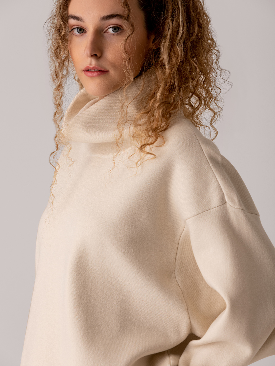 Detailansicht von Oversize Rollkragenpullover von ELIAS RUMELIS