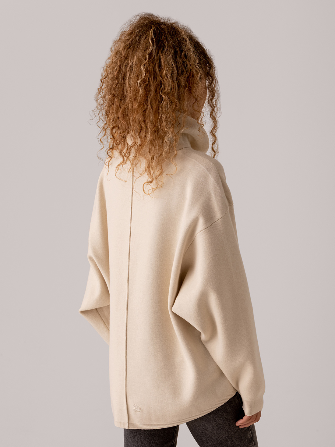 Detailansicht von Oversize Rollkragenpullover von ELIAS RUMELIS