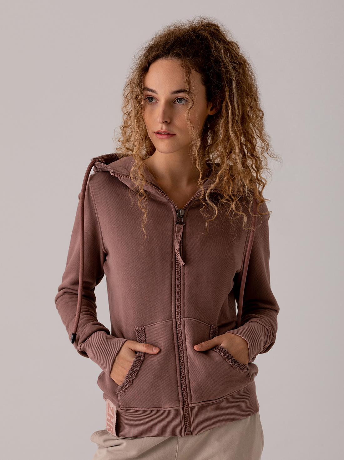 Detailansicht von Kapuzen-Sweatjacke aus Baumwolle von ZHRILL