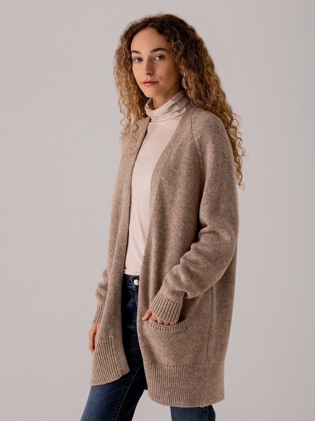 Detailansicht von Langer Cardigan von SIBIN LINNEBJERG