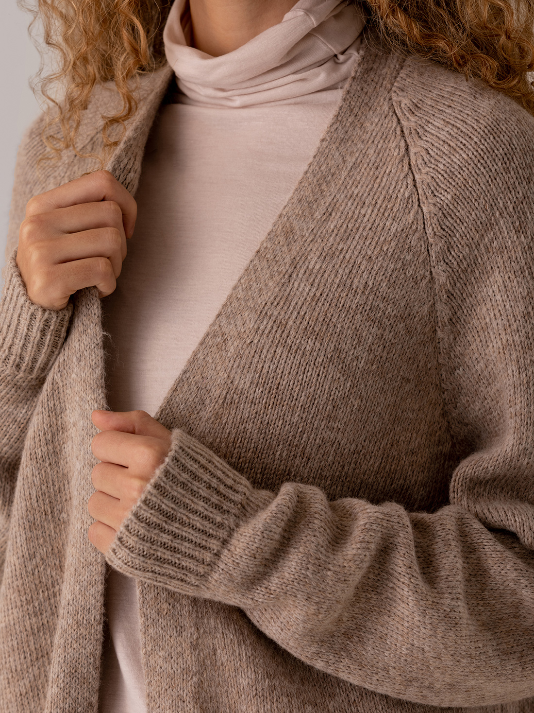 Detailansicht von Langer Cardigan von SIBIN LINNEBJERG