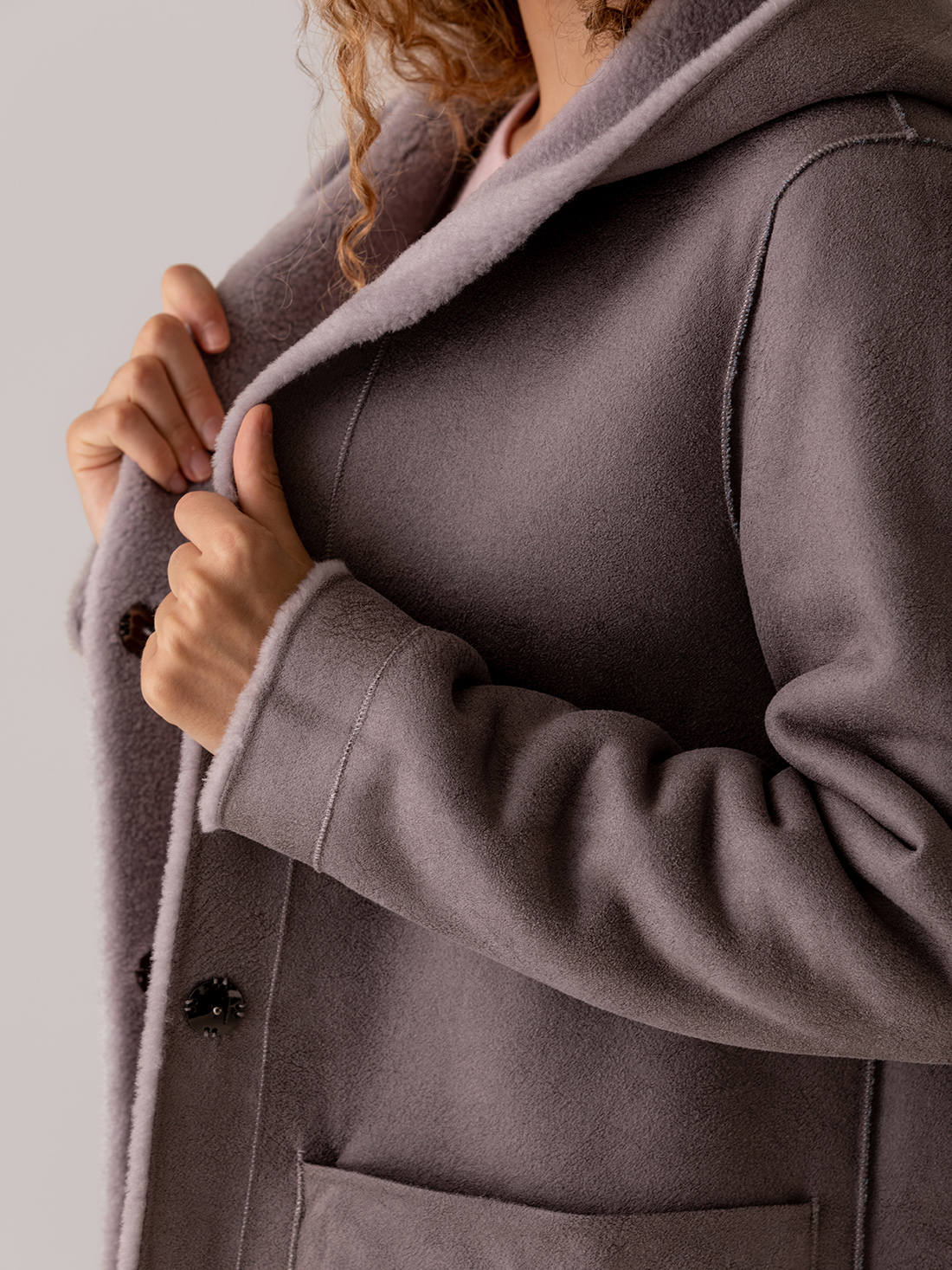 Detailansicht von Wendbarer Kunstfell-Mantel von OAKWOOD