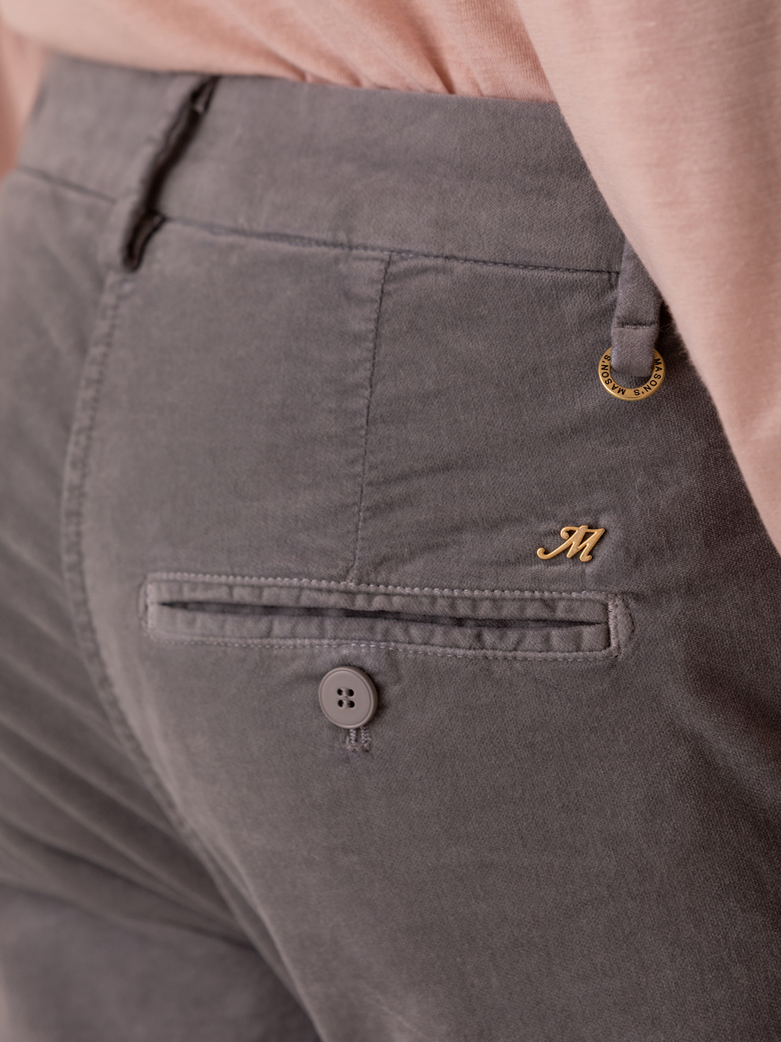 Detailansicht von Chinohose aus Samt von MASON’S