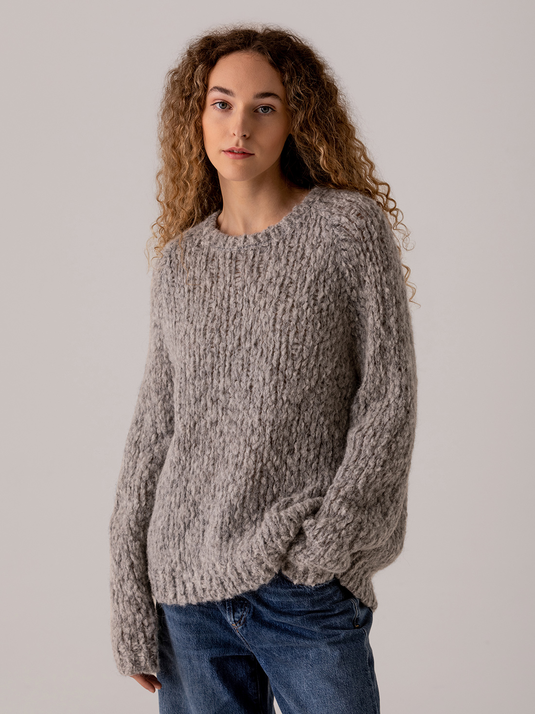 Detailansicht von Grobstrickpullover aus Alpakawolle von SIBIN LINNEBJERG