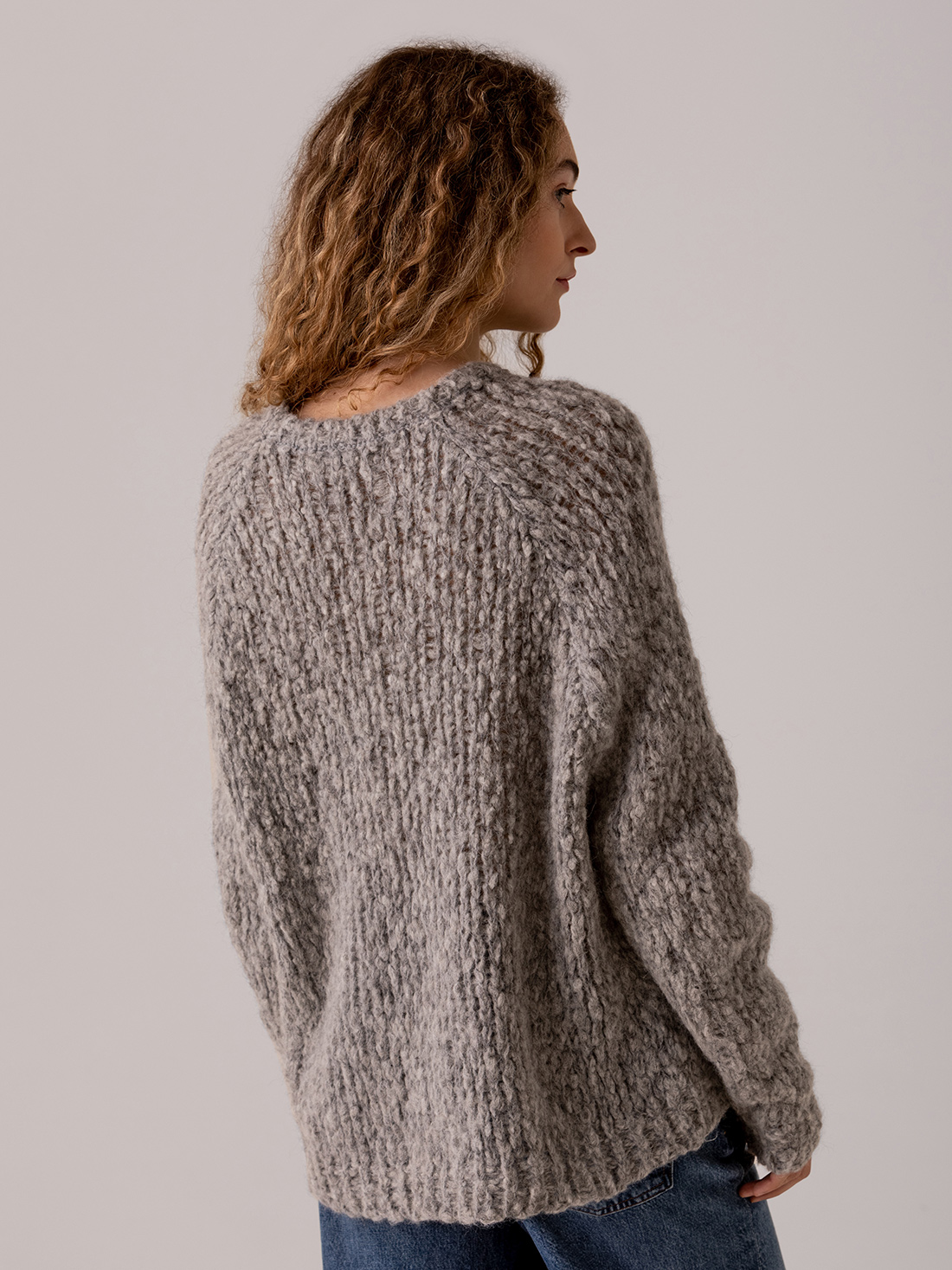 Detailansicht von Grobstrickpullover aus Alpakawolle von SIBIN LINNEBJERG