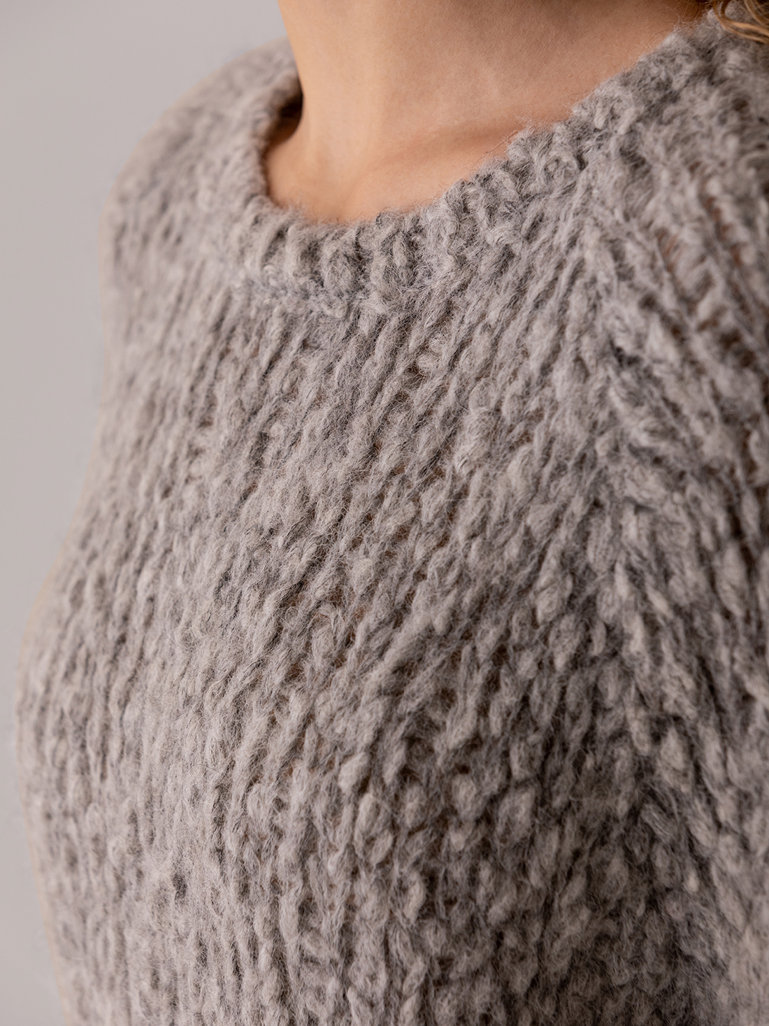 Detailansicht von Grobstrickpullover aus Alpakawolle von SIBIN LINNEBJERG