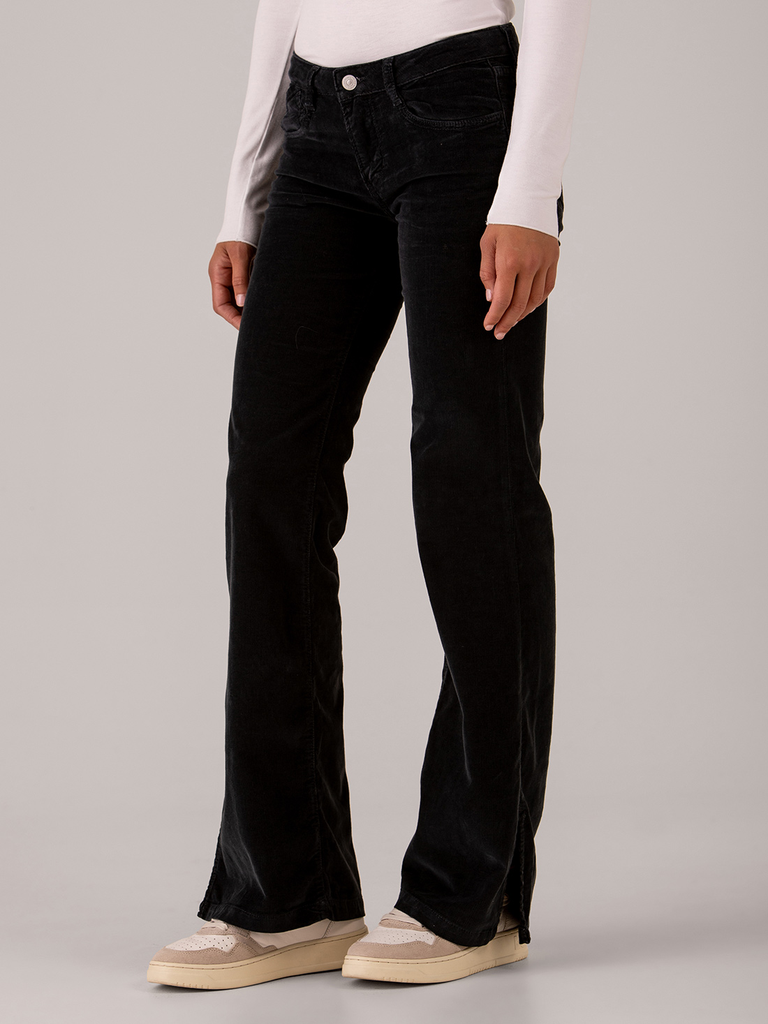 Detailansicht von Flared Hose aus Cord von LE TEMPS DES CERISES