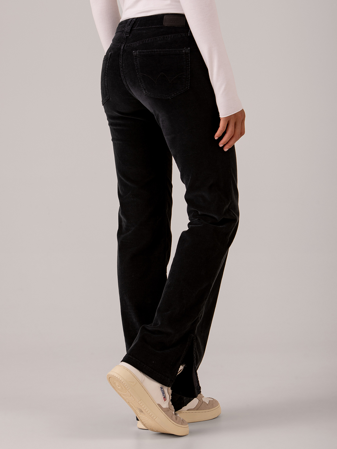 Detailansicht von Flared Hose aus Cord von LE TEMPS DES CERISES