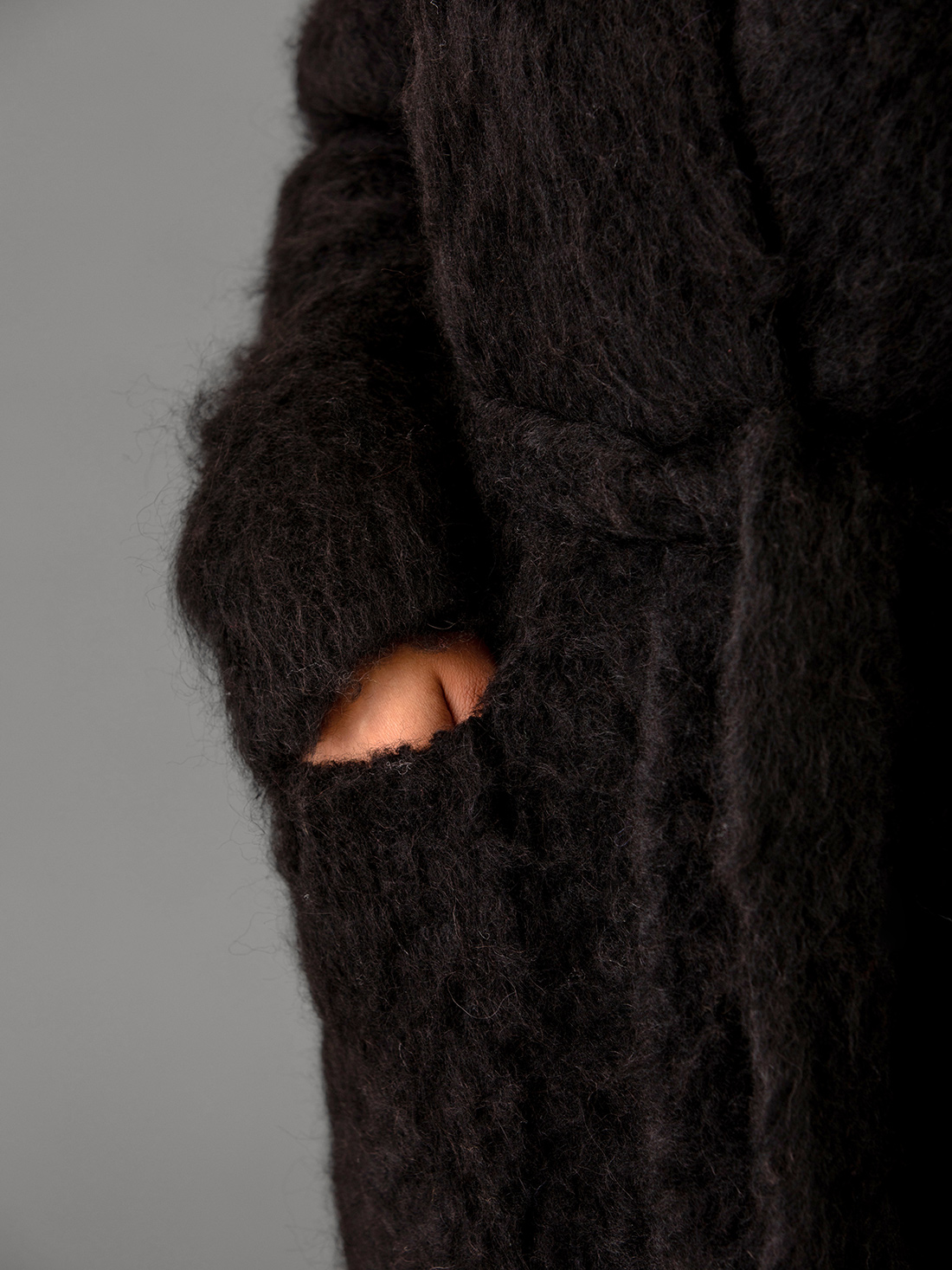 Detailansicht von Strickjacke aus Alpakawolle von ROBERTO COLLINA